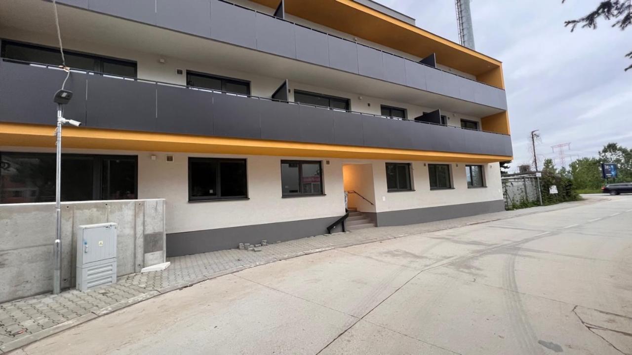Air-Conditioned 2 Room Apartment, With Terrace, Rovinka 203 外观 照片