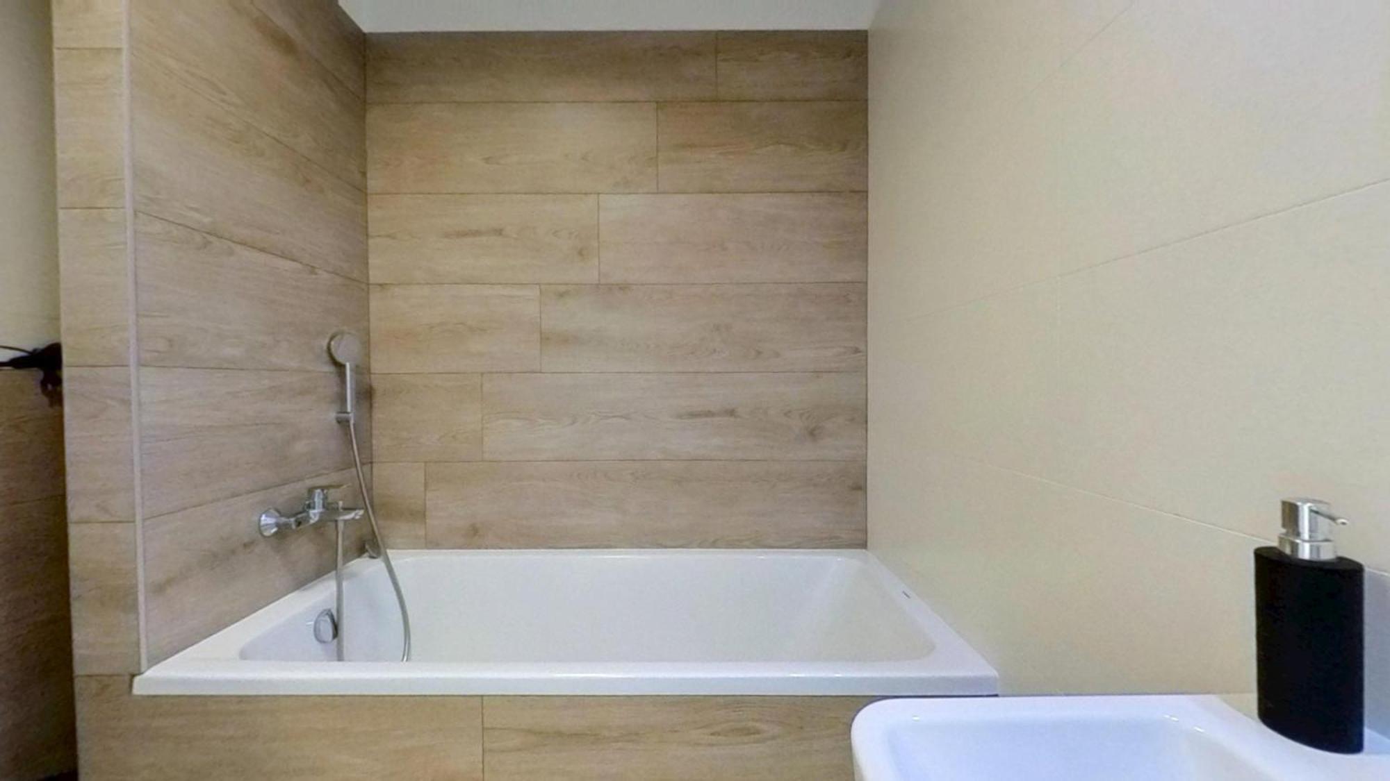 Air-Conditioned 2 Room Apartment, With Terrace, Rovinka 203 外观 照片