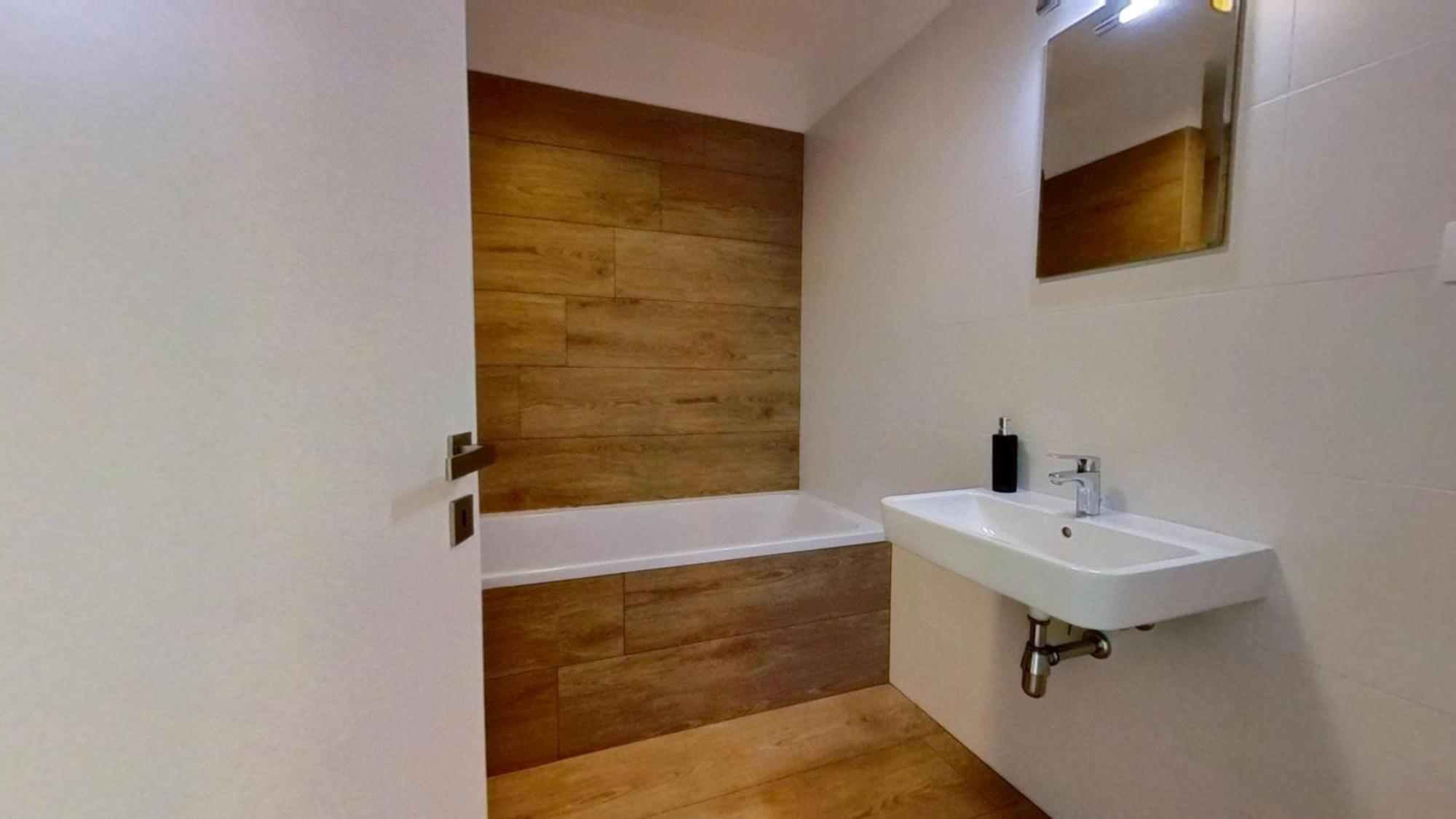 Air-Conditioned 2 Room Apartment, With Terrace, Rovinka 203 外观 照片